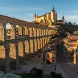 El Acueducto de Segovia, un icono histórico. Descubre segovia como llegar a este impresionante lugar y su Alcázar.