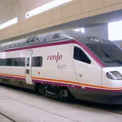 Tren Renfe Avant listo para viajar de Madrid a Toledo.