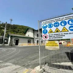 Señalización de obras en la estación de tren de Pola de Lena. Indica acceso restringido y normas de seguridad.