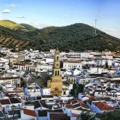 Pueblo blanco andaluz con iglesia y montañas. Descubre constantina como llegar a este pintoresco lugar.
