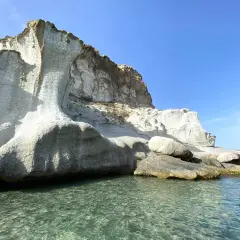 Acantilados blancos y mar turquesa. Descubre cómo llegar a la cala de enmedio, un paraíso natural.