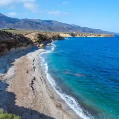 Costa de Murcia, con acantilados y aguas turquesas. Un rincón idílico entre las mejores playas de Murcia.