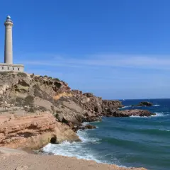 Faro en Cabo de Palos. Para llegar, sigue la costa rocosa y el camino de tierra.