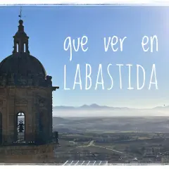 Torre con campana y paisaje montañoso. Descubre qué ver en Labastida y cómo llegar a este pintoresco pueblo.