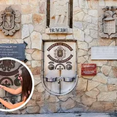 Fuente de vino en el Camino de Santiago. Una mujer llena una botella en la Fuente de Irache, que ofrece vino gratis a los peregrinos.