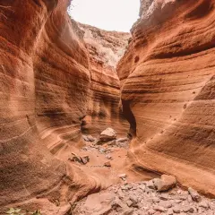 El barranco de las Vacas, un cañón de roca rojiza con capas erosionadas, parece un pasaje secreto tallado por el tiempo.