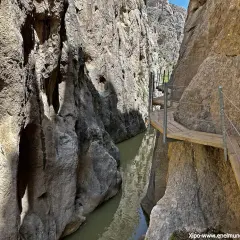 Pasarelas de Valloré: senderos de madera que se aferran a acantilados rocosos sobre un río verde.