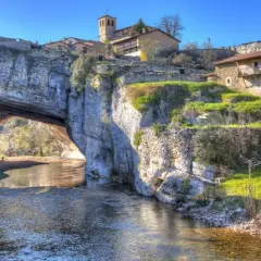 Un pueblo colgado sobre un puente natural. Descubre cómo llegar a este lugar mágico.