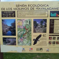 Señal informativa de la ruta de los molinos de Navalagamella, con mapa, fotos de paisajes y fauna.