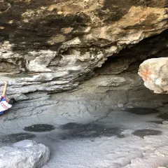 Escalador en roca bajo un saliente rocoso, cerca de las cumbres verdes Granada.