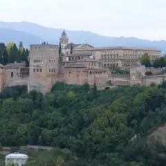 Majestuosa Alhambra en Granada, un destino que vale la pena visitar. Descubre cómo llegar a Alfacar y explora sus alrededores.