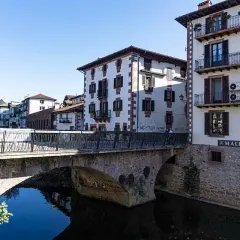 Puente de piedra y casas blancas con balcones en Elizondo. Un lugar pintoresco para visitar.