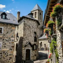 Calle Mayor en Lanuza, un pueblo de piedra con flores en los balcones. Así se llega a este rincón pirenaico.