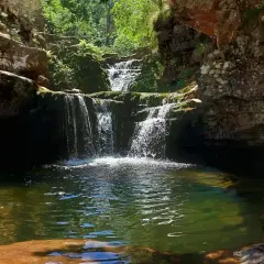 Cascadas de Puente Ra, un rincón natural con agua cristalina y rocas cubiertas de musgo.