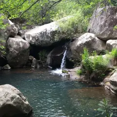 Pequeña cascada en la garganta del capitán, rodeada de rocas y vegetación exuberante.