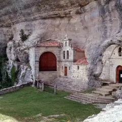 Ermita rupestre, parte de las rutas por Burgos. Un lugar histórico tallado en roca, con arquitectura tradicional y un entorno natural impresionante.