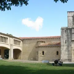El **santuario de Estíbaliz**, con su torre románica y un coche clásico aparcado, invita a la contemplación.