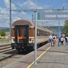 Estación de tren de Ciudad Rodrigo. Gente esperando el tren en el andén.