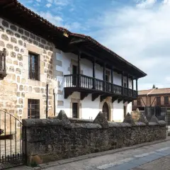 Edificio tradicional con balcones de madera y muros de piedra. Si buscas cómo llegar a Vinuesa, este es el tipo de arquitectura que encontrarás.