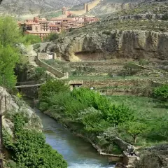 Sendero junto al río que lleva al puente colgante de Albarracín. Un lugar que ver para disfrutar de la naturaleza y el pueblo.