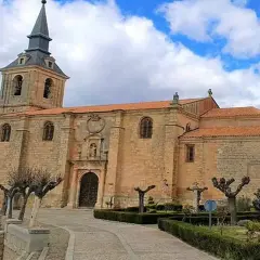 Iglesia de San Pedro Apóstol en Lerma. Para llegar, sigue las indicaciones hacia el centro del pueblo.