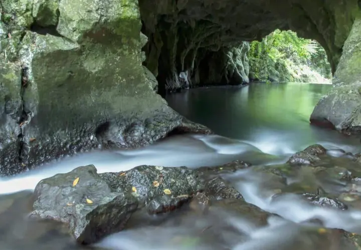 Agua serena fluye en la **gruta del diablo**, un lugar misterioso y verde.