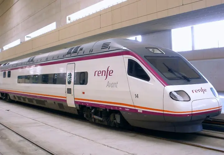 Tren Renfe Avant listo para viajar de Madrid a Toledo.