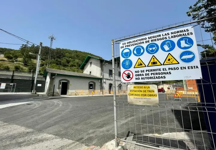 Señalización de obras en la estación de tren de Pola de Lena. Indica acceso restringido y normas de seguridad.