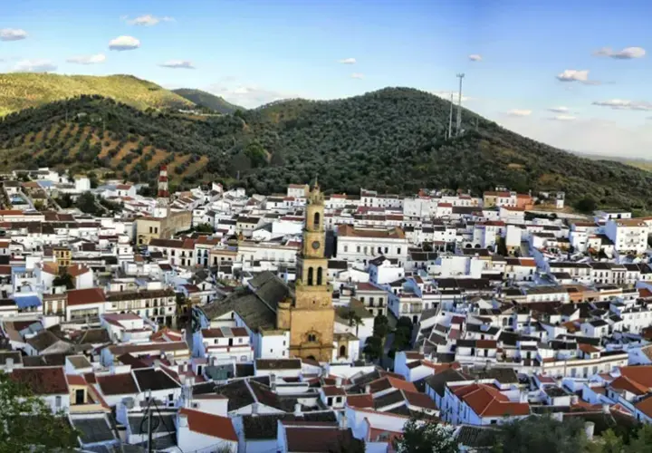 Pueblo blanco andaluz con iglesia y montañas. Descubre constantina como llegar a este pintoresco lugar.