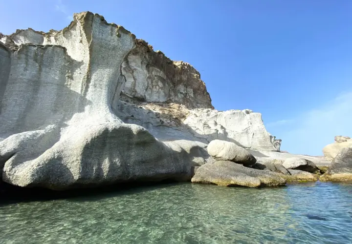 Acantilados blancos y mar turquesa. Descubre cómo llegar a la cala de enmedio, un paraíso natural.