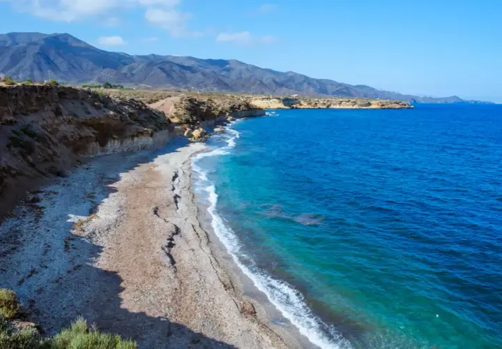 Costa de Murcia, con acantilados y aguas turquesas. Un rincón idílico entre las mejores playas de Murcia.
