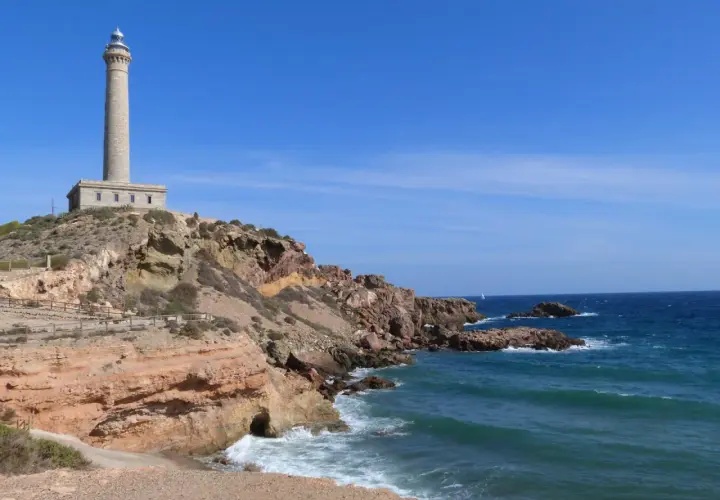 Faro en Cabo de Palos. Para llegar, sigue la costa rocosa y el camino de tierra.