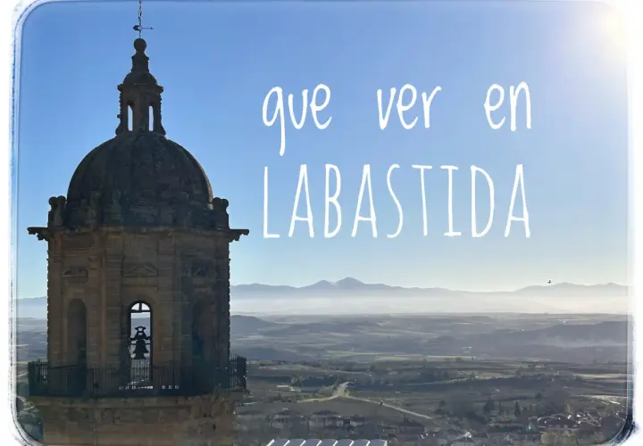 Torre con campana y paisaje montañoso. Descubre qué ver en Labastida y cómo llegar a este pintoresco pueblo.