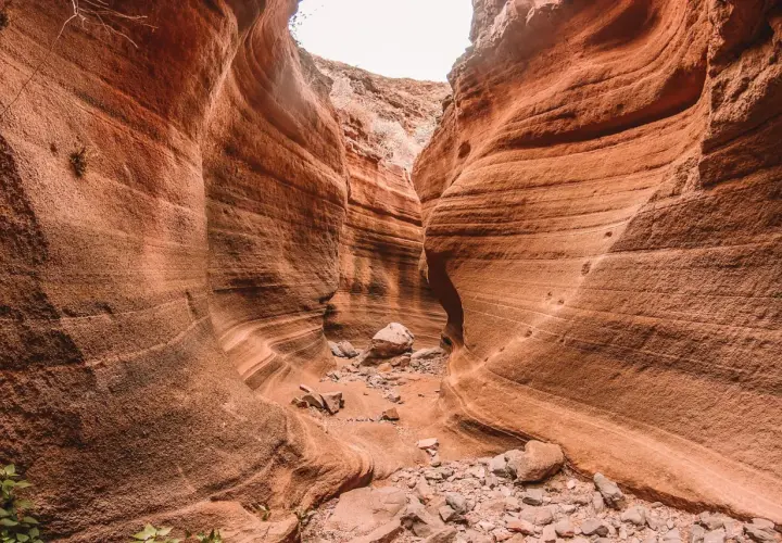 El barranco de las Vacas, un cañón de roca rojiza con capas erosionadas, parece un pasaje secreto tallado por el tiempo.