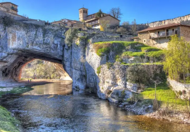 Un pueblo colgado sobre un puente natural. Descubre cómo llegar a este lugar mágico.