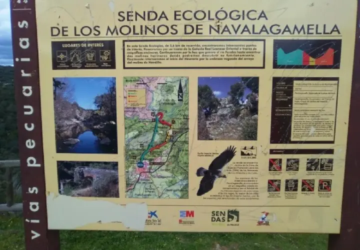 Señal informativa de la ruta de los molinos de Navalagamella, con mapa, fotos de paisajes y fauna.