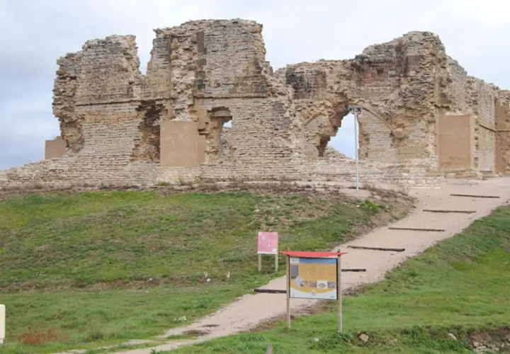 Ruinas del castillo de Tiebas, con escalones de acceso y paneles informativos.