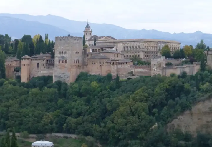 Majestuosa Alhambra en Granada, un destino que vale la pena visitar. Descubre cómo llegar a Alfacar y explora sus alrededores.