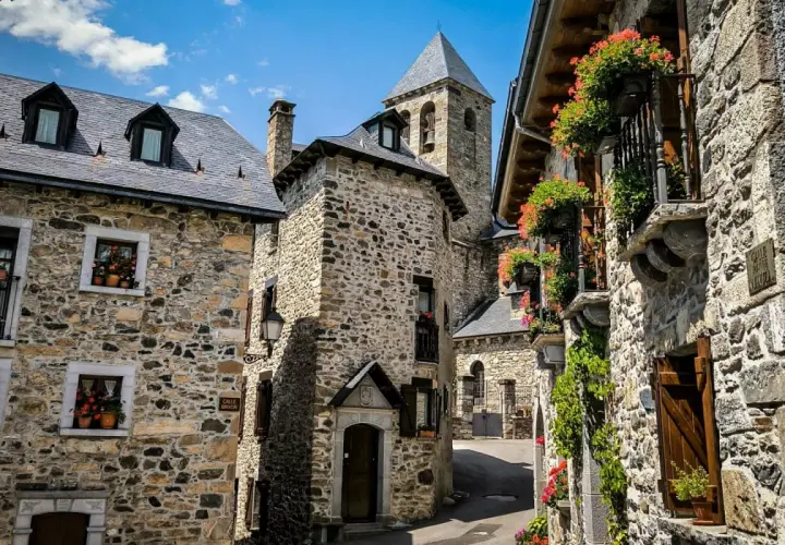 Calle Mayor en Lanuza, un pueblo de piedra con flores en los balcones. Así se llega a este rincón pirenaico.