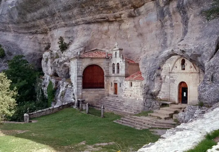 Ermita rupestre, parte de las rutas por Burgos. Un lugar histórico tallado en roca, con arquitectura tradicional y un entorno natural impresionante.