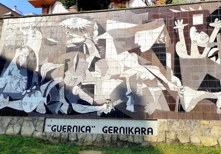 Mural de "Guernica" en Gernika. Para llegar, sigue las indicaciones hacia el centro histórico.