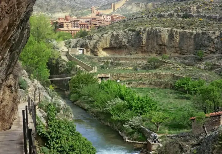 Sendero junto al río que lleva al puente colgante de Albarracín. Un lugar que ver para disfrutar de la naturaleza y el pueblo.