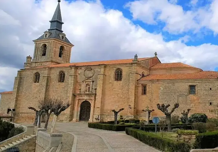 Iglesia de San Pedro Apóstol en Lerma. Para llegar, sigue las indicaciones hacia el centro del pueblo.