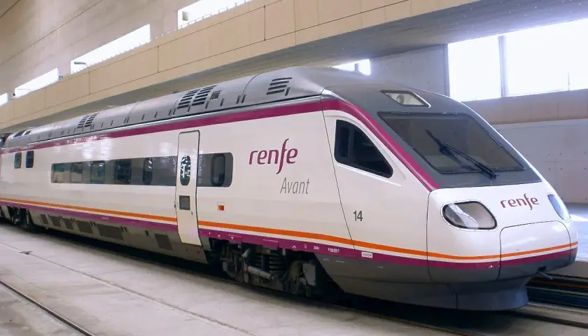 Tren Renfe Avant listo para viajar de Madrid a Toledo.