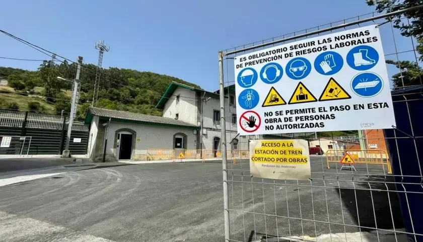 Señalización de obras en la estación de tren de Pola de Lena. Indica acceso restringido y normas de seguridad.