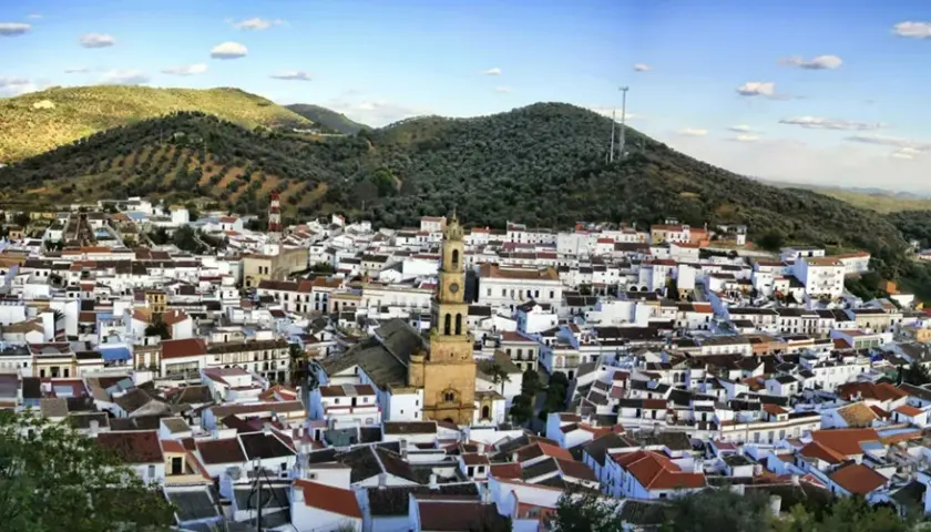 Pueblo blanco andaluz con iglesia y montañas. Descubre constantina como llegar a este pintoresco lugar.