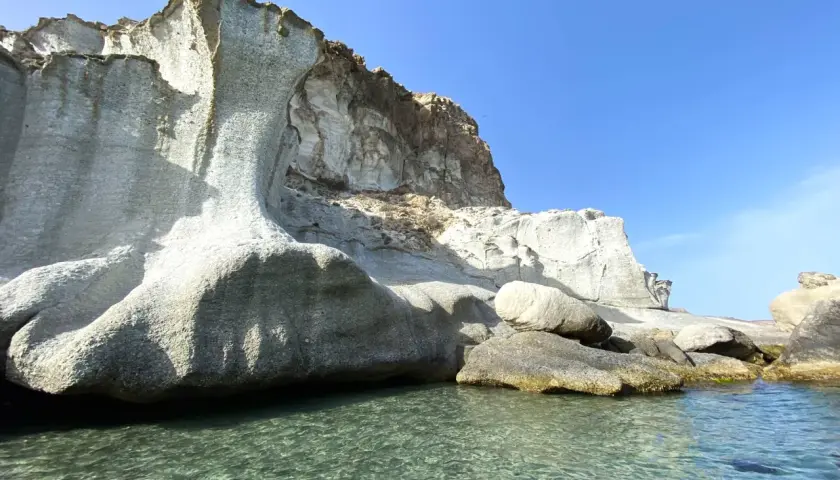 Acantilados blancos y mar turquesa. Descubre cómo llegar a la cala de enmedio, un paraíso natural.