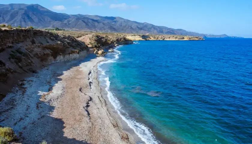 Costa de Murcia, con acantilados y aguas turquesas. Un rincón idílico entre las mejores playas de Murcia.