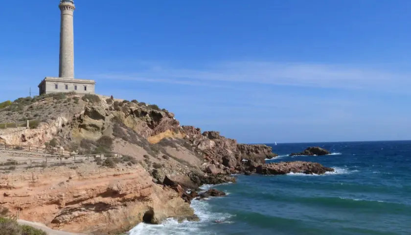 Faro en Cabo de Palos. Para llegar, sigue la costa rocosa y el camino de tierra.