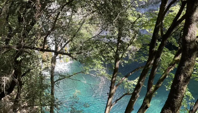 El gorg blau de Girona, un remanso de paz entre árboles frondosos y aguas cristalinas.